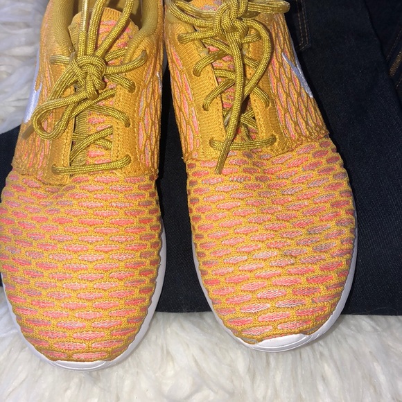 Like new...Nike FlyKnit Roshe Run Shoes. Sz 7 - Picture 4 of 11